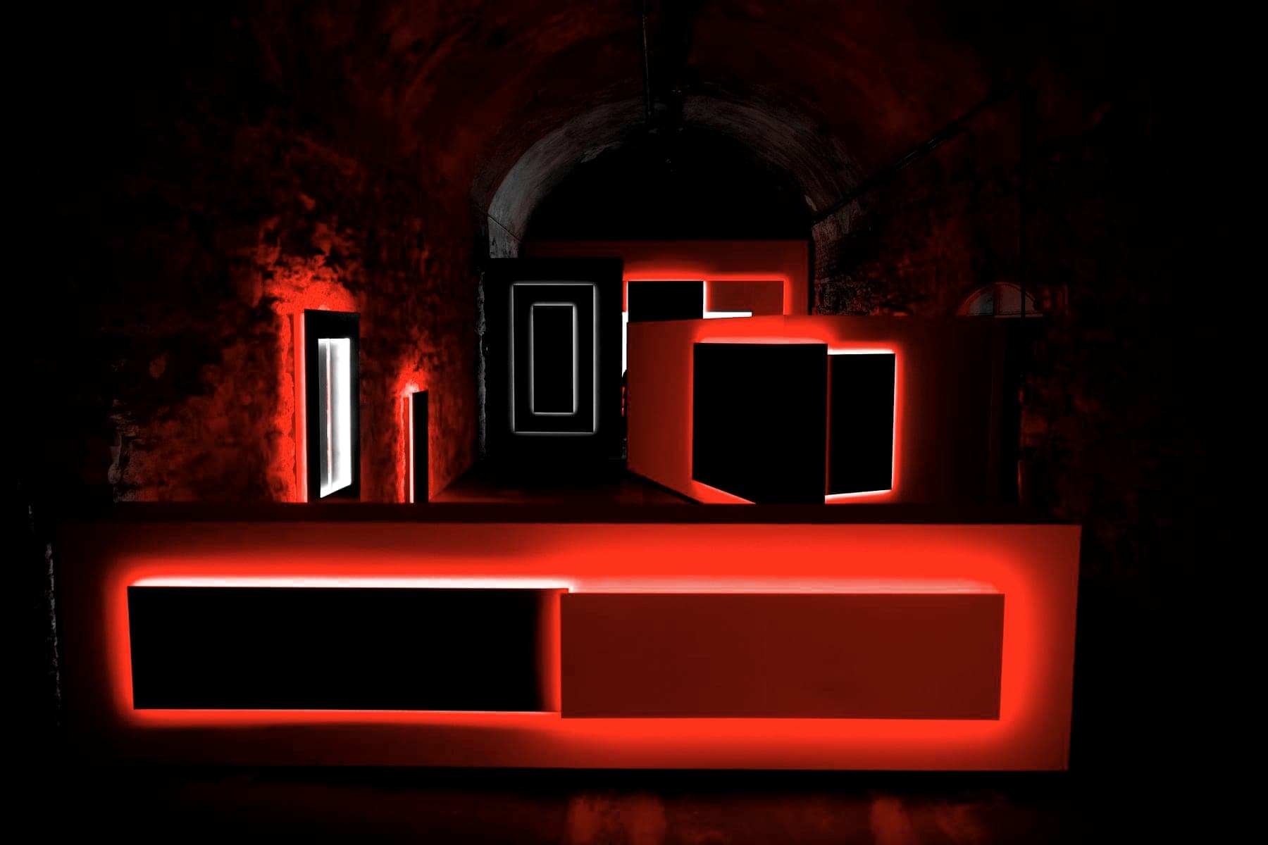 Installation scénographique faite de volumes éclairés de néons rouges